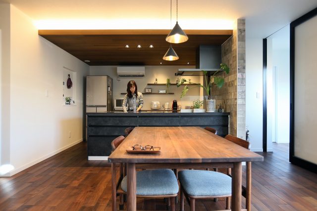 シックで落ち着いた、プライベートガーデンのあるお家