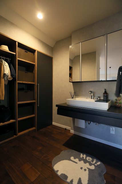 シックで落ち着いた、プライベートガーデンのあるお家