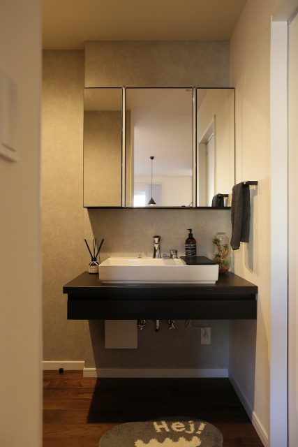 シックで落ち着いた、プライベートガーデンのあるお家