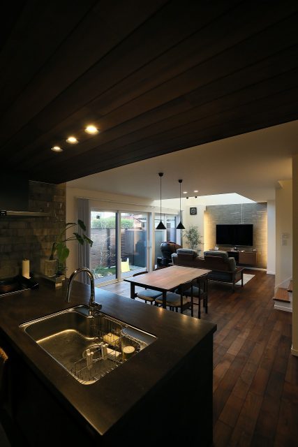 シックで落ち着いた、プライベートガーデンのあるお家