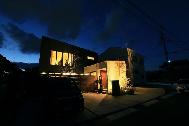 シックで落ち着いた、プライベートガーデンのあるお家