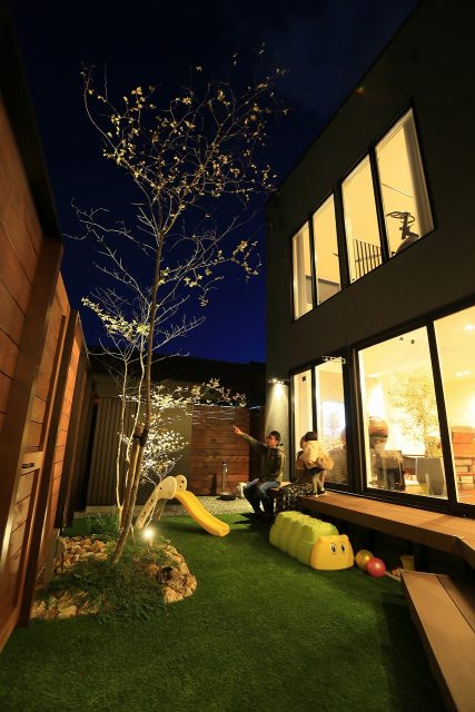 シックで落ち着いた、プライベートガーデンのあるお家